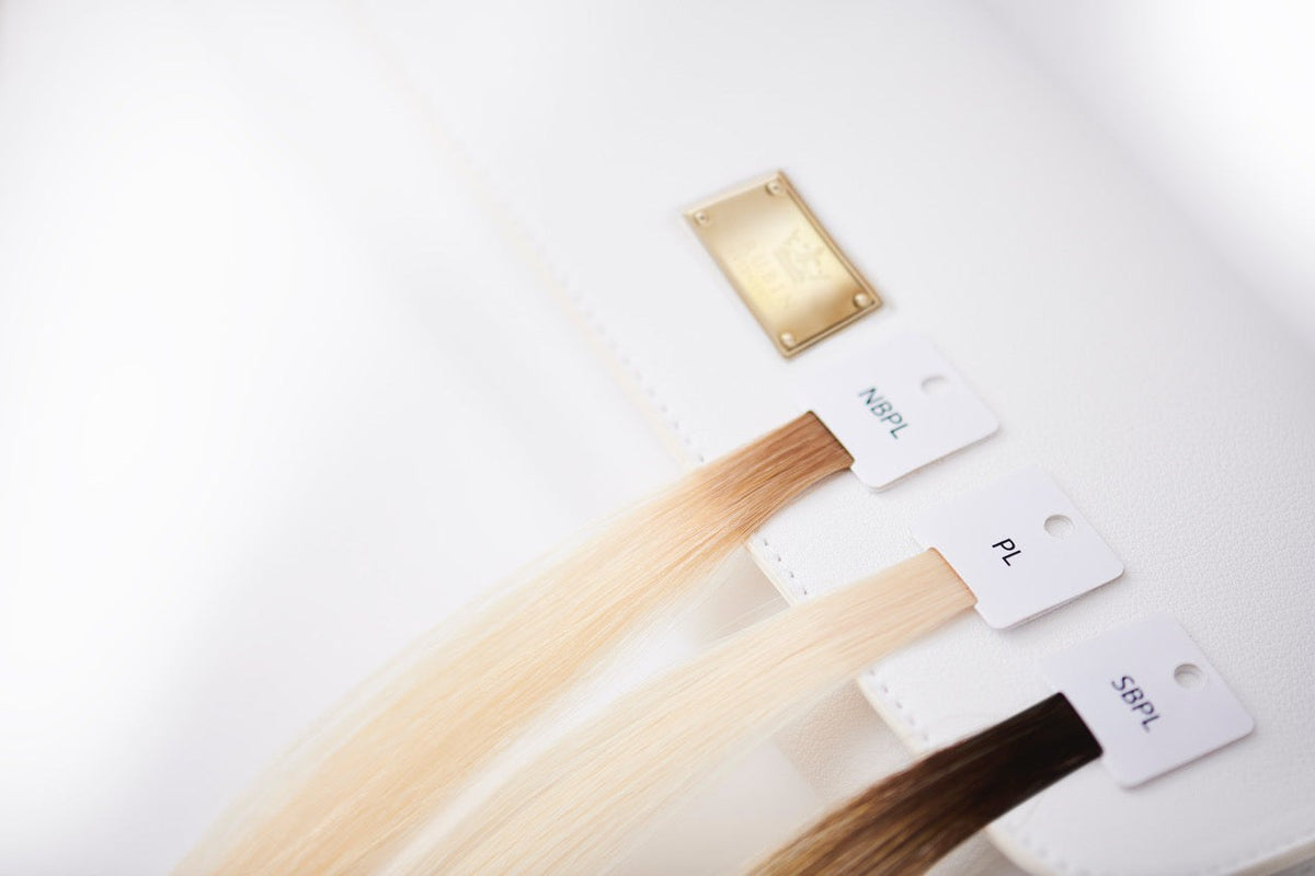 Farbring zur Farbauswahl für Tape-in und Clip-in Extensions, quer aufgefächert – Rubin Extensions®