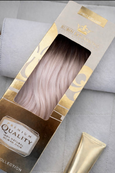 Deluxe Line Verpackung der Tape-in Extensions in Schwarz & Silberblond – Rubin Extensions®