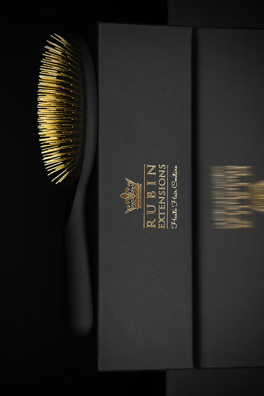 Goldene Spezial-Haarbürste zur schonenden Pflege von Echthaar Extensions – Rubin Extensions®