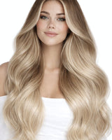 Model mit Clip-in Extensions in Natur-Goldbraun & Hellblond im Sonnenlicht, 100% Echthaar – Rubin Extensions®