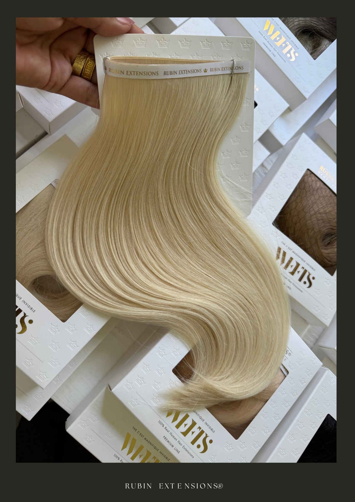 Genius Wefts Tape-in Haartresse in Platinblond auf der WEFTS Verpackung – Rubin Extensions®