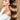 Frau mit langen, vollen Haaren in Schoko-Dunkelbraun & Hellbraun-Karamell dank unsichtbarer Tape-in Extensions – Rubin Extensions®