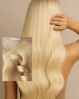 Model mit langem Honigblond Haar dank Tape-In Extensions, Lifestyle-Nahaufnahme – Rubin Extensions®