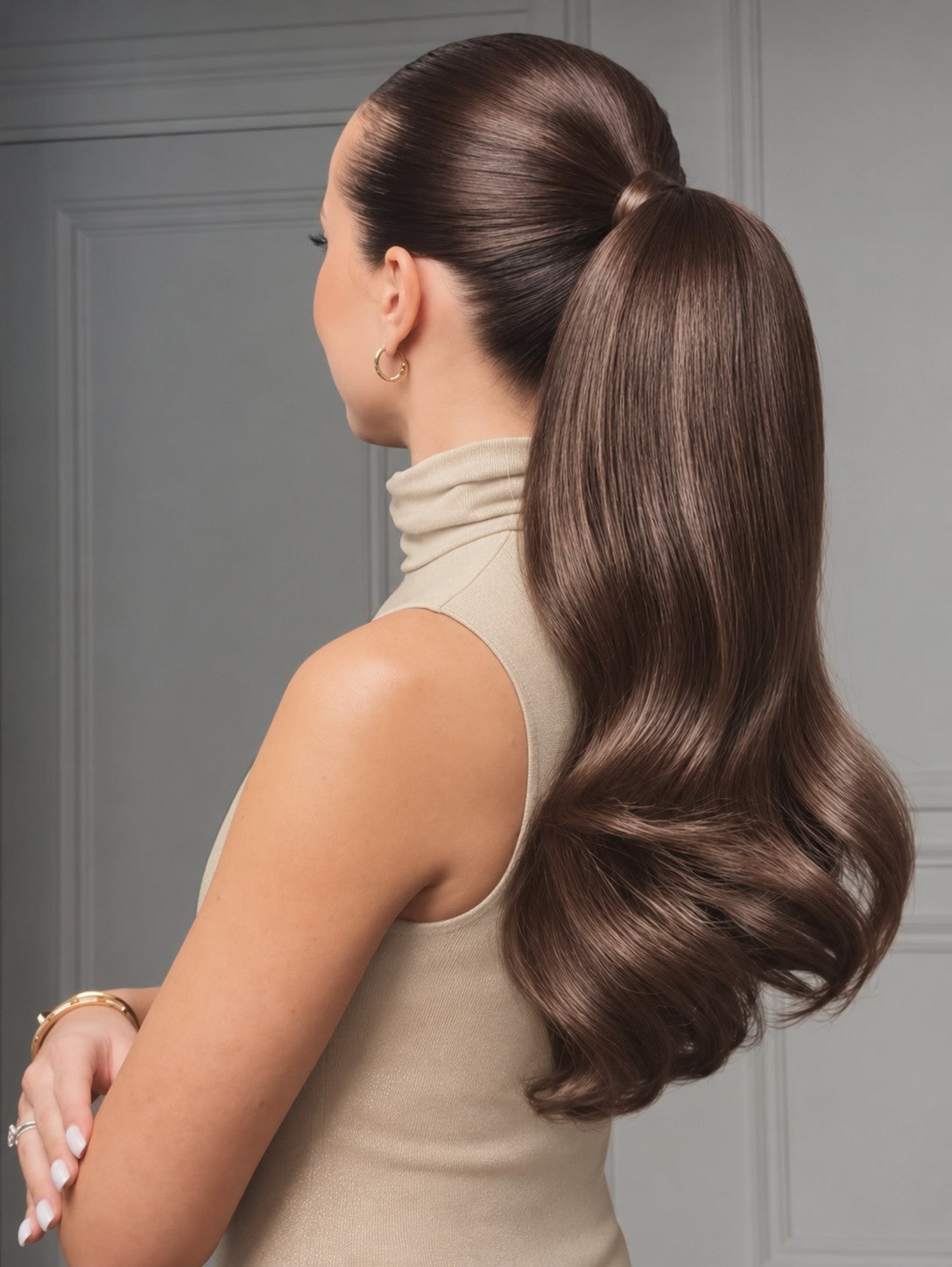 Rubin Extensions Ponytail in Kastanien-Dunkelbraun – Stylingansicht am Model