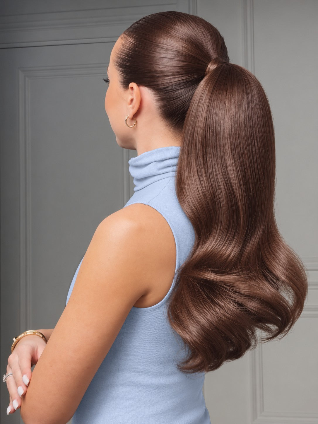 Rubin Extensions Ponytail in Mahagoni-Braun – Stylingansicht am Model