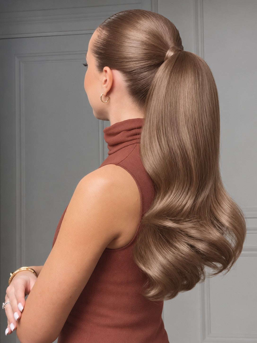Rubin Extensions Ponytail in Natur-Goldbraun – Stylingansicht am Model