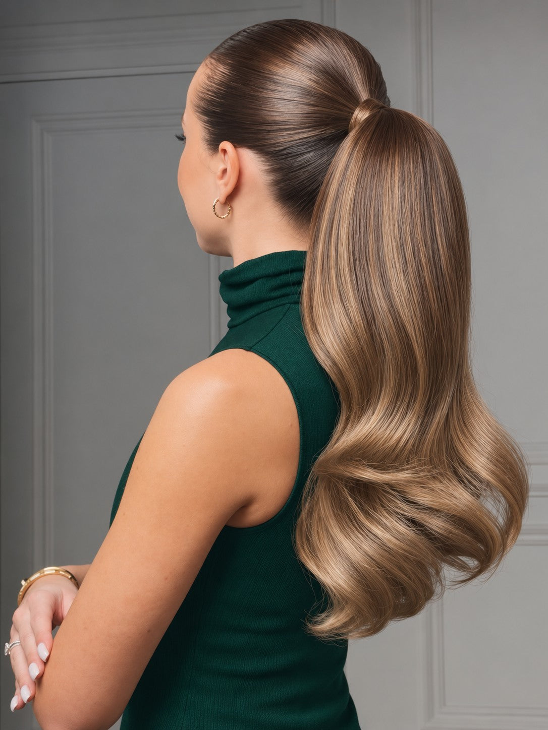 Rubin Extensions Ponytail in Schoko-Dunkelbraun-Honigblond – Stylingansicht am Model