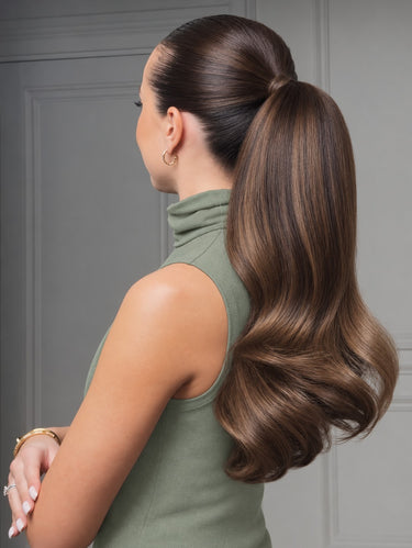 Rubin Extensions Ponytail in Schwarz-Schoko-Dunkelbraun – Stylingansicht am Model