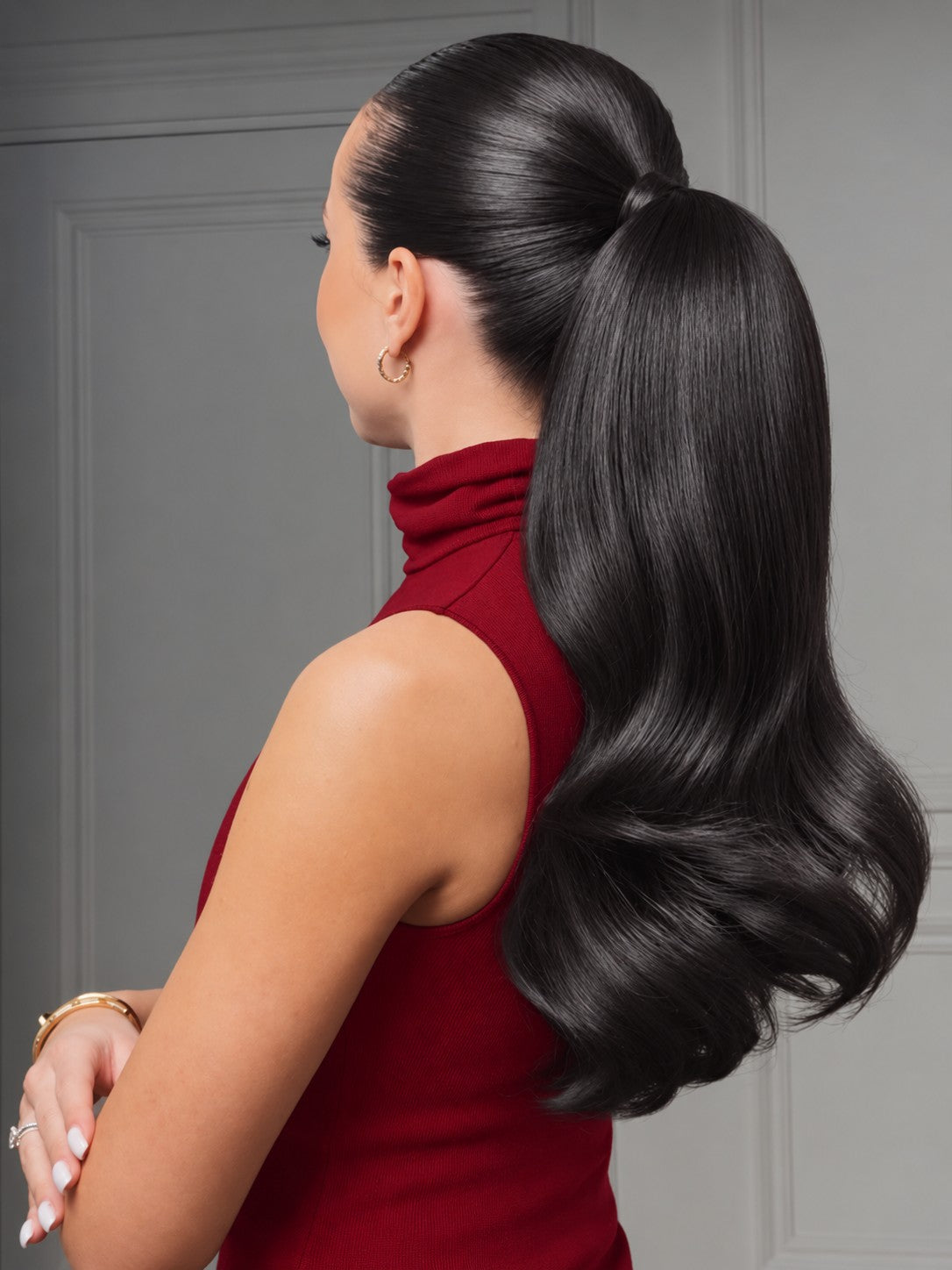 Rubin Extensions Ponytail in Schwarz – Stylingansicht am Model