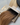 Anwendungsgrafik der unsichtbaren Tape-In Extensions in Hellbraun-Karamell mit Produktdetails – Rubin Extensions®