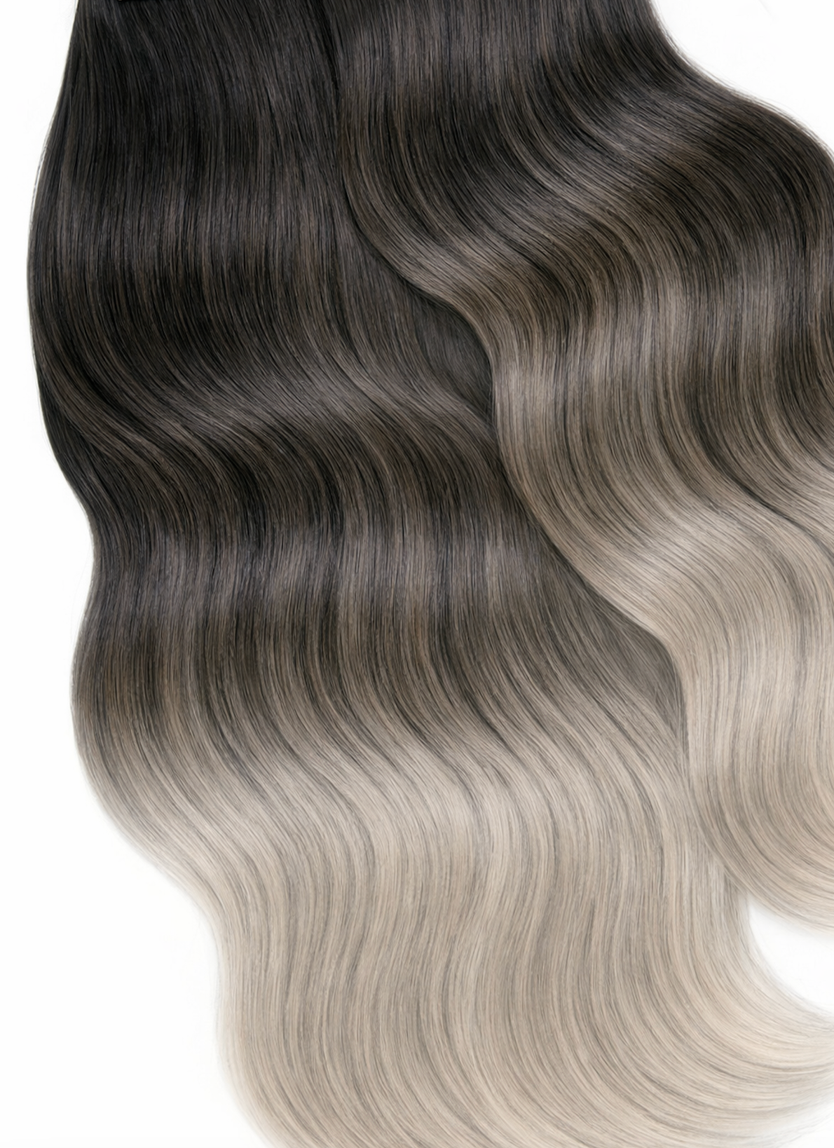 Nahaufnahme des glänzenden Echthaars in Schwarz & Silberblond, Ombré Balayage Fashion Line – Rubin Extensions®