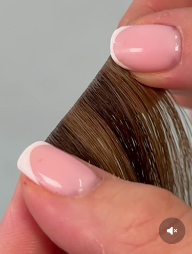 Close-up des Haaransatzes, Tape-In Extensions in Kastanien-Dunkelbraun, 100% Echthaar – Rubin Extensions®