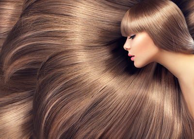 Cheveux longs frisés