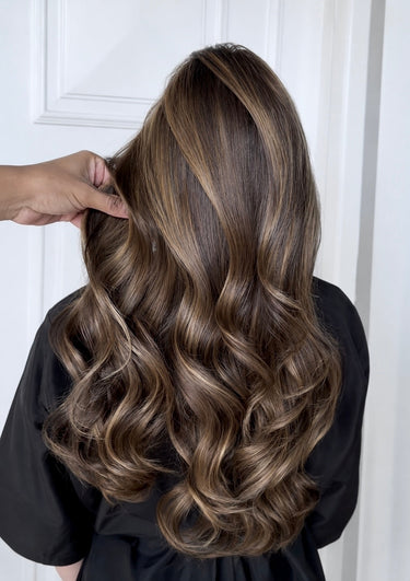 Model von hinten mit Genius Weft Extensions im Farbton Luis Velvet Brown – Rubin Extensions®