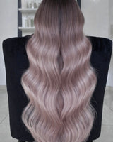 Model mit langem Haar im Kontrastlook Schwarz & Silberblond durch Tape-in Extensions Deluxe Line – Rubin Extensions®