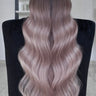 Model mit langem Haar im Kontrastlook Schwarz & Silberblond durch Tape-in Extensions Deluxe Line – Rubin Extensions®
