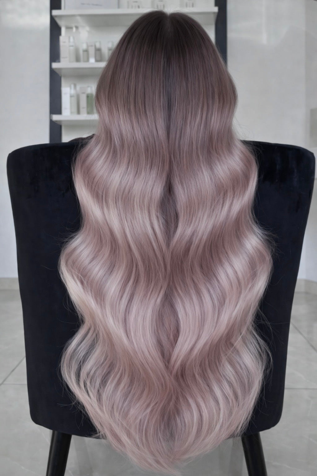 Model mit langem Haar im Kontrastlook Schwarz & Silberblond durch Tape-in Extensions Deluxe Line – Rubin Extensions®