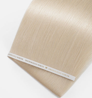 Nahaufnahme der seidig glänzenden Echthaarsträhnen in Hellblond, Genius Weft Tresse – Rubin Extensions®