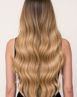 Model präsentiert Tape-in Haarverlängerung in Kastanien-Dunkelbraun & Honigblond, Deluxe Line Echthaar – Rubin Extensions®