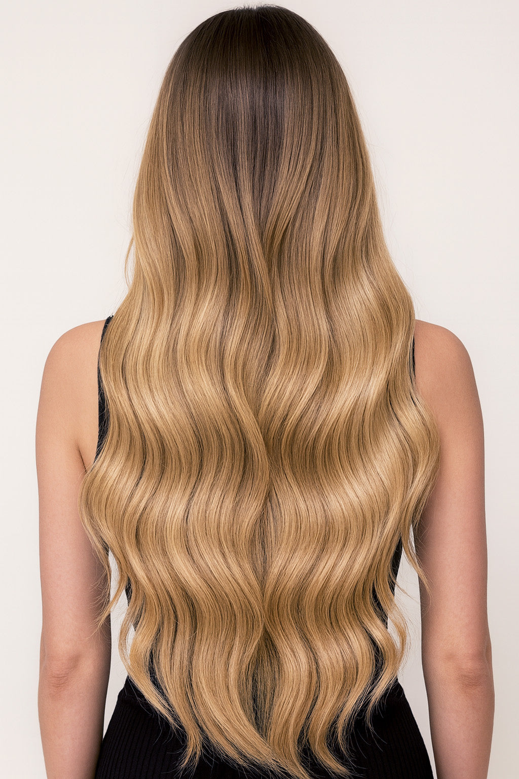 Model präsentiert Tape-in Haarverlängerung in Kastanien-Dunkelbraun & Honigblond, Deluxe Line Echthaar – Rubin Extensions®