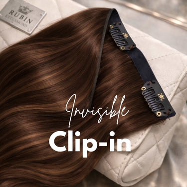 Makroaufnahme einzelner Clip-In Strähnen in Hellbraun-Karamell mit sichtbarer Echthaarstruktur – Rubin Extensions®