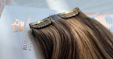 Nahaufnahme der Strähnen in Schoko-Dunkelbraun & Hellbraun-Karamell, kurzer Ansatz Fashion Line – Rubin Extensions®