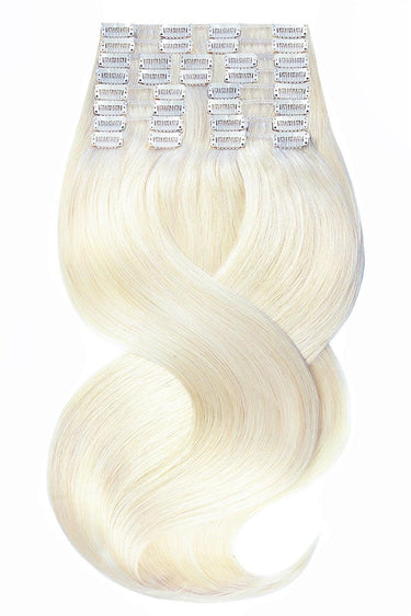 Nahaufnahme der glänzenden Clip-In Strähnen in Platinblond, Deluxe Line, 60 bis 70 cm Länge – Rubin Extensions®
