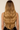 Lifestyle-Aufnahme einer Frau mit Halo Haarteil in Hellbraun-Karamell – Rubin Extensions®