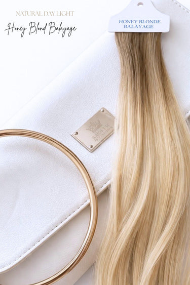 Elegante Verpackung der Genius Weft Extensions im Farbton Honey-Blond-Balayage – Rubin Extensions®