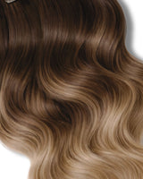 Detailansicht des Haaransatzes der Clip-in Extensions in Schwarz-Braun & Hellbraun-Karamell, Fashion Line – Rubin Extensions®
