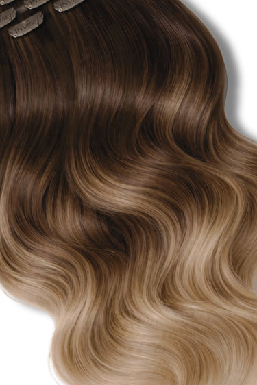 Detailansicht des Haaransatzes der Clip-in Extensions in Schwarz-Braun & Hellbraun-Karamell, Fashion Line – Rubin Extensions®