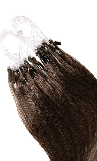 Glänzende Remy Echthaar-Strähnen der Pro Deluxe Microring-Linie in Schoko-Dunkelbraun im Detail – Rubin Extensions®