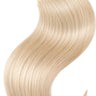 Rückenansicht einer Kundin zeigt die volle Haarlänge der Pro Deluxe Microrings in Honigblond – Rubin Extensions®