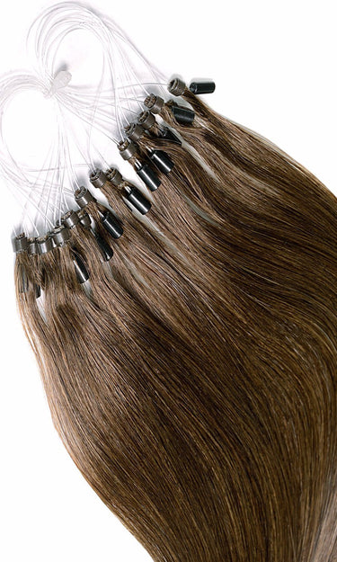 Glänzende Naturhaar-Strähnen im Farbton Natur-Goldbraun, Detailansicht der Pro Deluxe Microrings – Rubin Extensions®