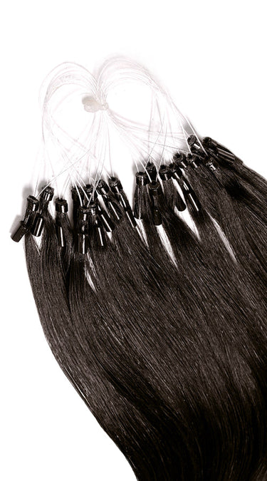 Nahaufnahme einzelner Microring-Strähnen in Schwarz-Braun, glänzendes Remy Echthaar – Rubin Extensions®