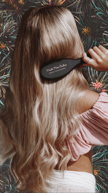 Anwendung der goldenen Haarbürste beim Kämmen von Echthaar Extensions – Rubin Extensions®