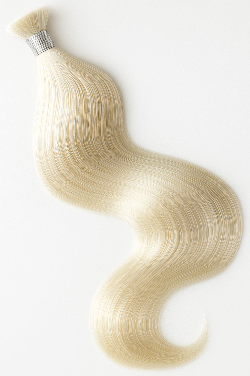 Loses Echthaar in Platinblond in Nahaufnahme, glänzende 51–60 cm Rohhaar-Strähnen – Rubin Extensions®