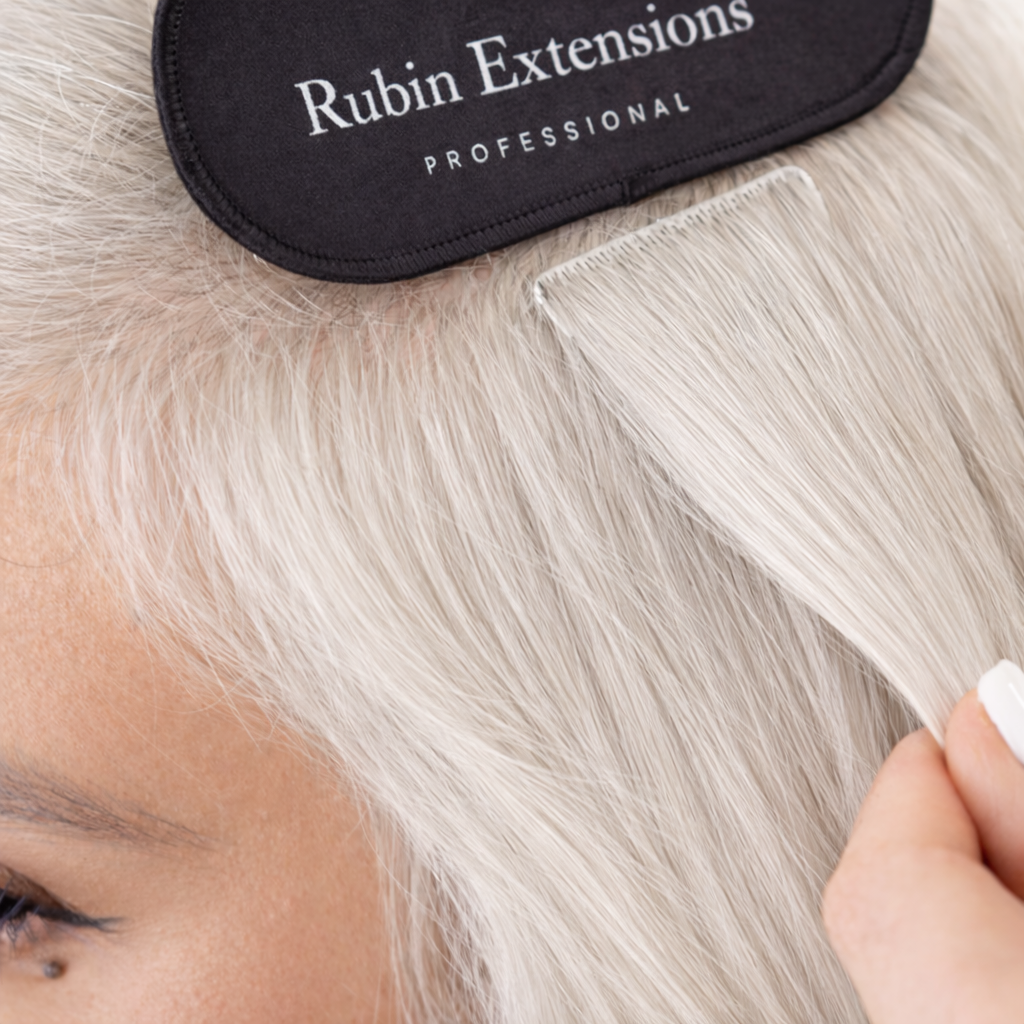 Nahaufnahme der Strähnen in Natur-Goldbraun, Tape-In Technik – Rubin Extensions®