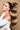 Frau mit langen, vollen Haaren in Schoko-Dunkelbraun & Hellbraun-Karamell dank unsichtbarer Tape-in Extensions – Rubin Extensions®