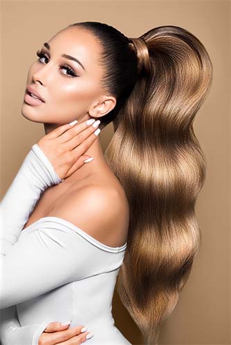 Frau mit langen, vollen Haaren in Schoko-Dunkelbraun & Hellbraun-Karamell dank unsichtbarer Tape-in Extensions – Rubin Extensions®