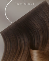 Nahaufnahme der unsichtbaren Tape-In Tresse im Farbton Natur-Goldbraun, PRO-DELUXE Qualität – Rubin Extensions®
