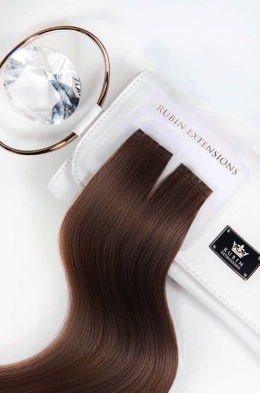 Detailaufnahme des Haaransatzes bei Keratin Bondings in Kastanien-Dunkelbraun – Rubin Extensions®