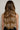 Frau mit voluminösem, langem Haar in Schoko-Dunkelbraun & Honigblond durch Clip-in Extensions Deluxe Line – Rubin Extensions®