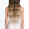 Frau mit langem, dichtem Echthaar in Schoko-Dunkelbraun & Silberblond dank unsichtbarer Tape-in Extensions – Rubin Extensions®