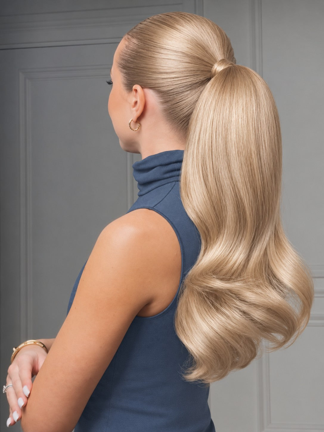 Rubin Extensions Ponytail in Honigblond – Stylingansicht am Model