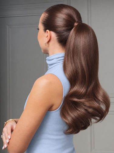 Rubin Extensions Ponytail in Mahagoni-Braun – Stylingansicht am Model