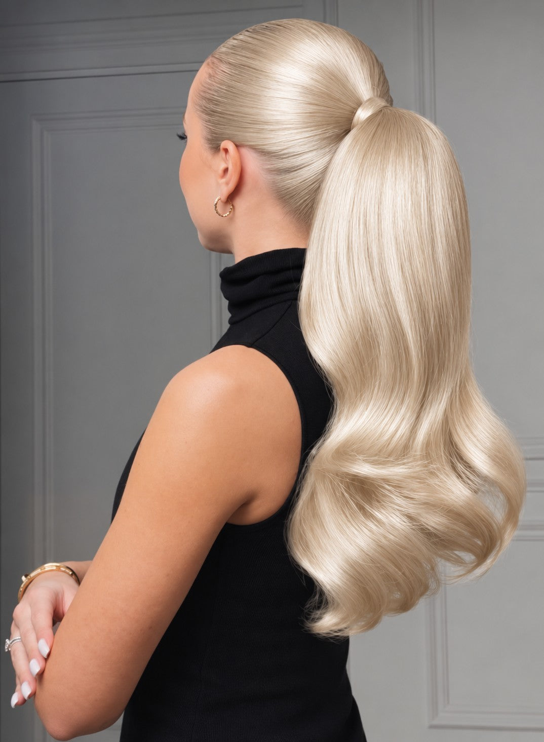 Rubin Extensions Ponytail in Platinblond – Stylingansicht am Model