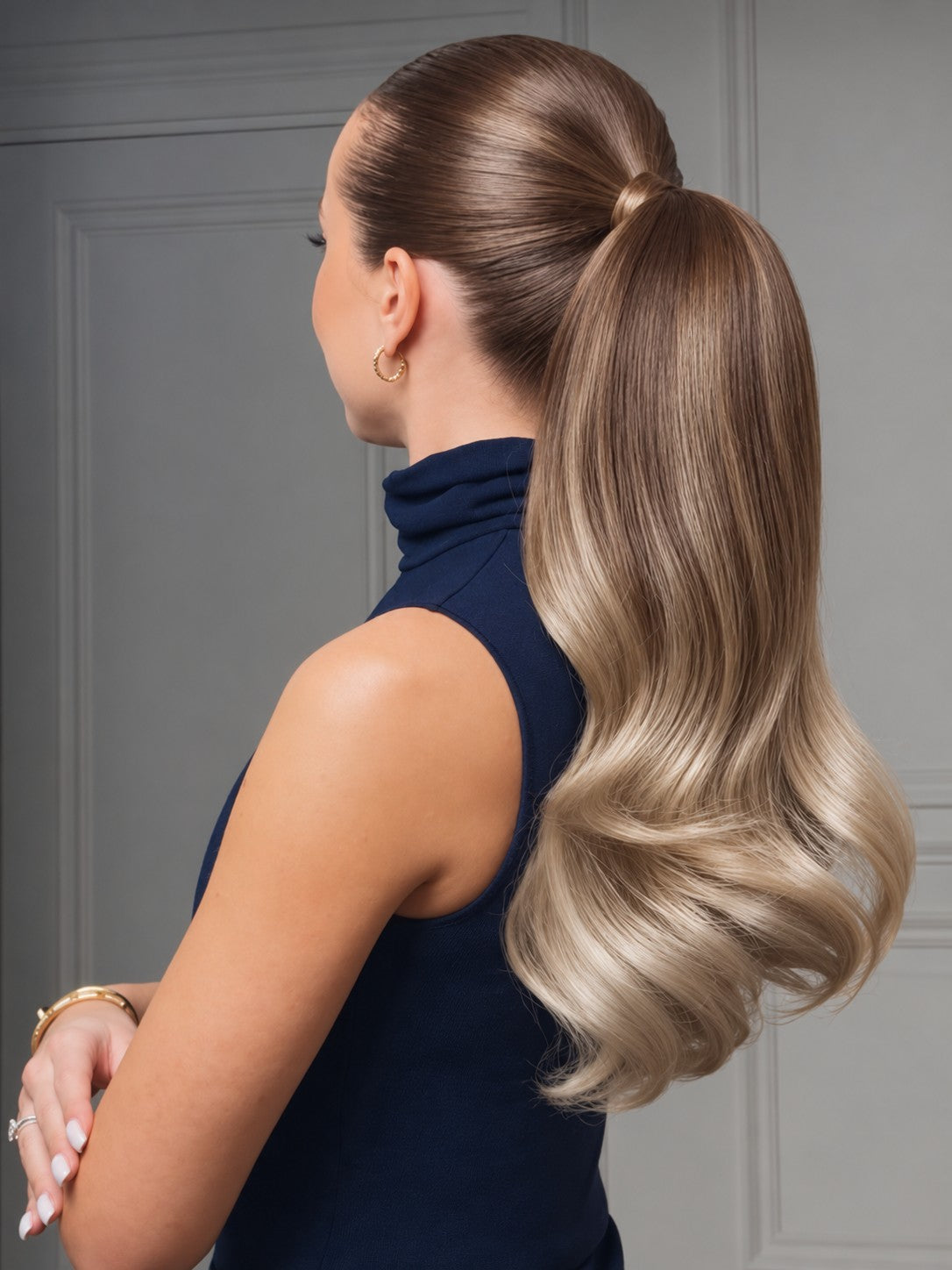 Rubin Extensions Ponytail in Schoko-Dunkelbraun-Platinblond – Stylingansicht am Model