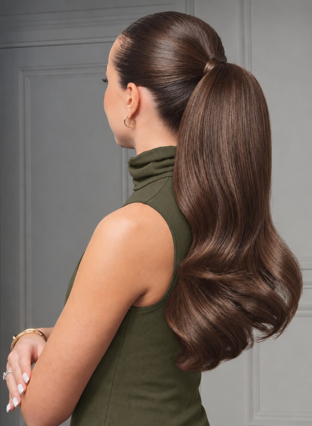 Rubin Extensions Ponytail in Schoko-Dunkelbraun – Stylingansicht am Model