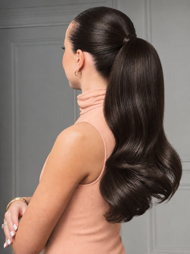Rubin Extensions Ponytail in Schwarz-Braun – Stylingansicht am Model
